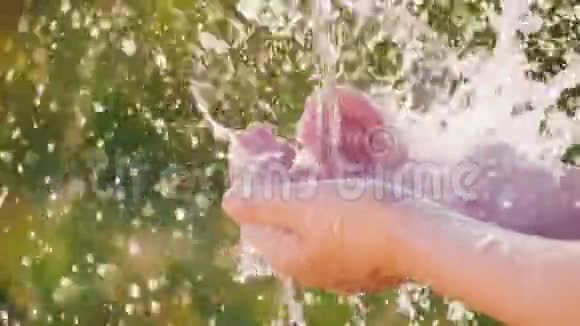 一股水流溅在人的手掌上明确的用水概念慢动作视频视频的预览图