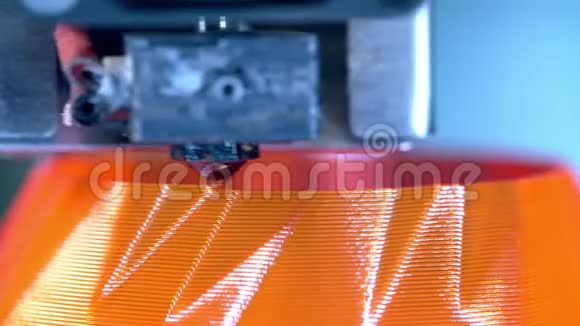 3D打印机从塑料中创建一个橙色的杯子视频的预览图