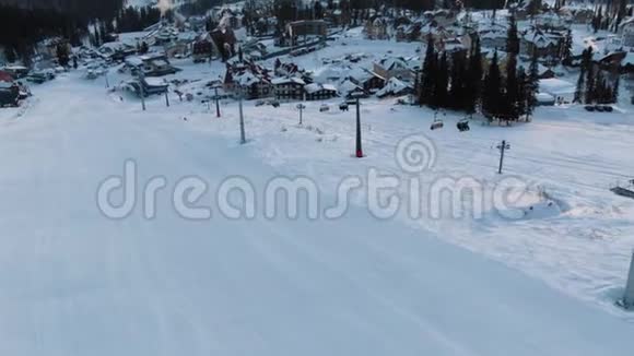 滑雪胜地配有现代化的升降椅和小型酒店建筑视频的预览图
