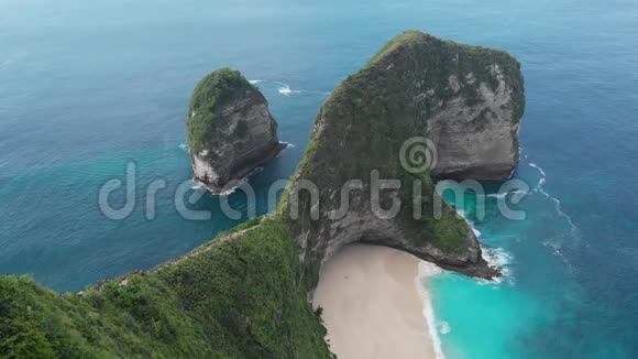 无人机鸟瞰曼塔湾或克林金海滩在努沙佩尼达岛巴厘岛印度尼西亚4K镜头视频的预览图