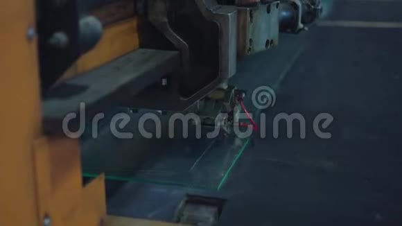 自动机械正在切割玻璃视频的预览图