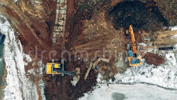 两辆拖拉机在一个采石场工作挖土方施工现场的重型机械视频的预览图