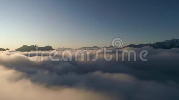 云层之上的山脉视频的预览图