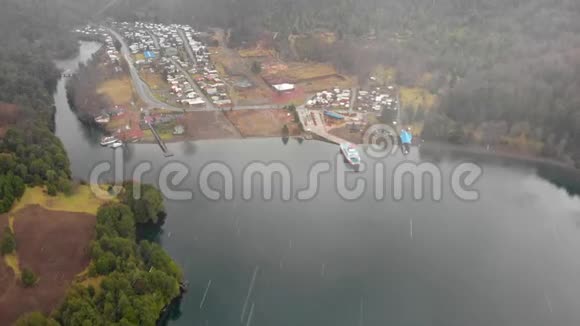 智利南部雨天福伊港的空中景观视频的预览图