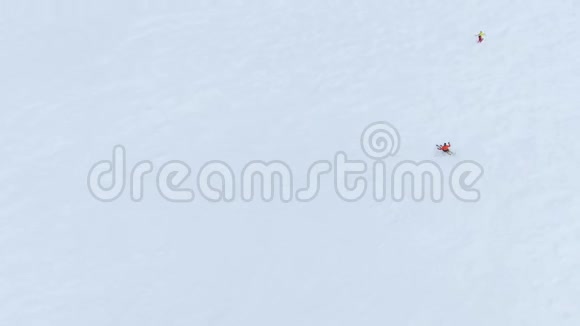 运动员在滑雪胜地的宽阔跑道上滑雪视频的预览图