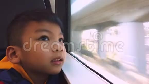 男孩在慢动作地旅行时正望着火车车窗视频的预览图