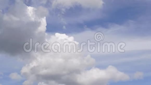 蓝天云在缓慢的运动中形成视频的预览图
