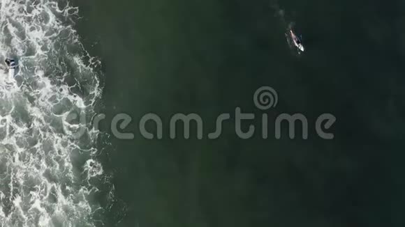 冲浪者的有趣射击从上到下的鸟瞰视频的预览图