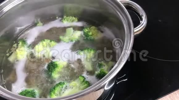 俯视图全麦fusilli和西兰花在沸水中烹饪全麦意大利面和蔬菜在锅里健康食品视频的预览图