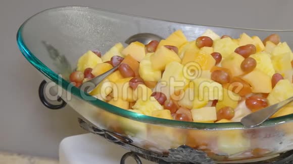 不同品种的水果拼盘视频的预览图
