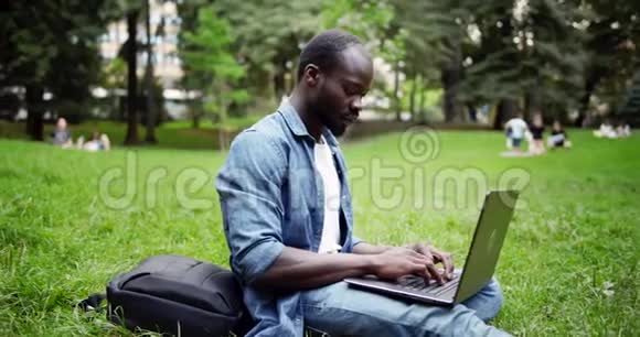 带笔记本电脑的非裔美国男性肖像视频的预览图