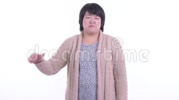 伤心超重的亚洲女人为冬天竖起大拇指视频的预览图