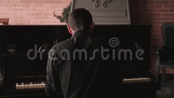 后景钢琴家在老式的室内演奏老式钢琴视频的预览图
