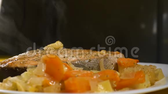 用白蒸汽蒸制红鱼加入洋葱和胡萝卜视频的预览图