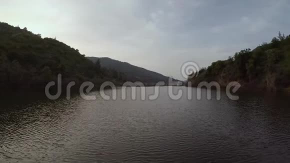 低无人机飞行在湖上视频的预览图
