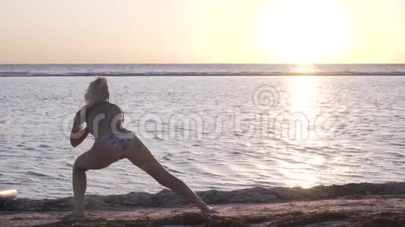穿着泳衣的年轻女人夏天的海滩上视频的预览图