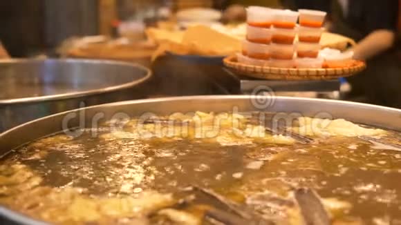 烤牛肉汤在大金属锅里烤出来和厨师比起来视频的预览图