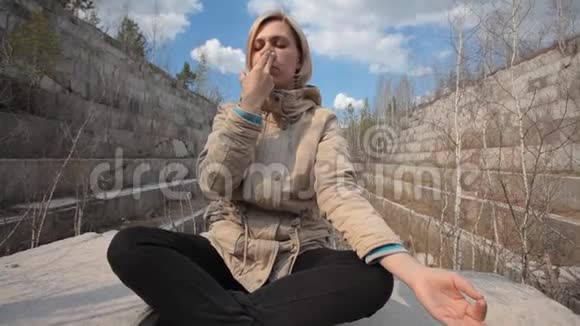 女人在大理石上做瑜伽呼吸练习视频的预览图