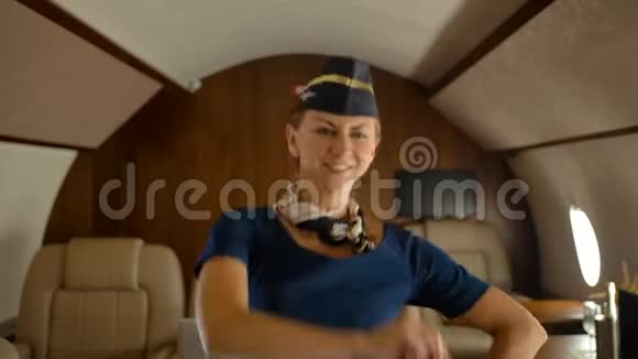 空姐在私人飞机机舱内欢快地跳舞在飞行中视频的预览图