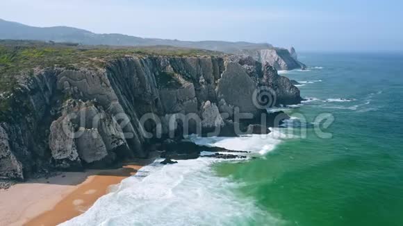 4鸟瞰葡萄牙普拉亚格兰德海滩附近的大西洋海浪和岩石造价悬崖视频的预览图