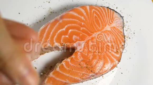专业厨师用盐洒大红鱼片视频的预览图