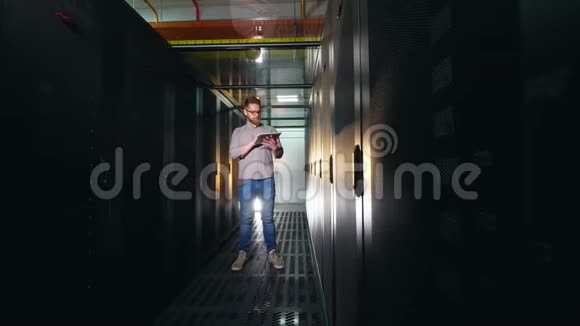 一个程序员在一个数据中心工作站在一个平板电脑上视频的预览图