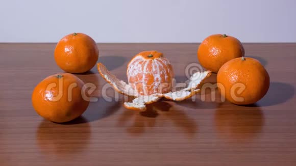橘子削皮在停止运动时分成切片视频的预览图