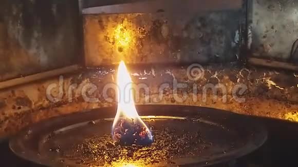 泰国寺庙灯笼上的蜡烛火焰视频的预览图