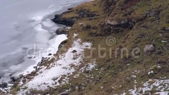 在山里享受冬天视频的预览图