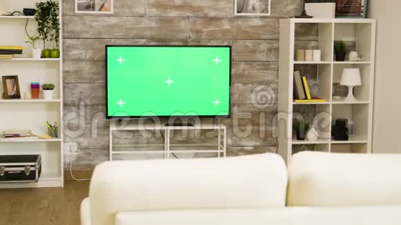 绿色大屏幕电视在明亮明亮的客厅里里面没有人视频的预览图
