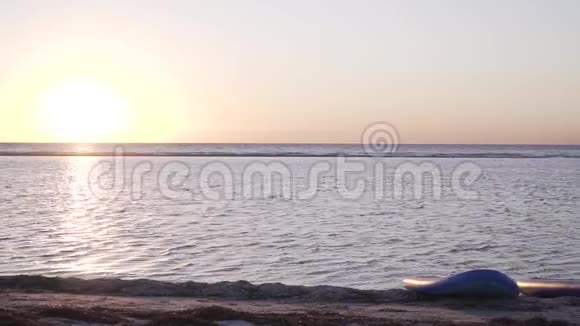 穿比基尼的金发女郎正在海滩上散步背景是日落视频的预览图