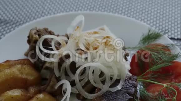 羊肉炖菜烤土豆和新鲜蔬菜和羊肉视频的预览图