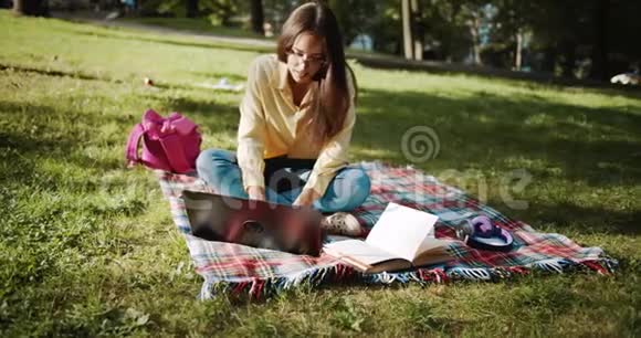 在日落公园学习的女学生视频的预览图