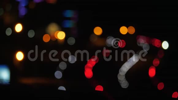 模糊的彩色汽车和大城市的离焦灯视频的预览图
