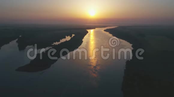 美丽的浪漫景观日落过江船上江水上闪烁视频的预览图