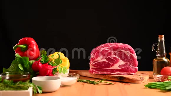 食物片段蔬菜背景上的一块肉视频的预览图