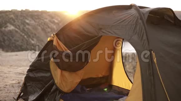黑色和黄色的现代帐篷和日出湖或海岸轻柔的风拂过帐篷不是人关门视频的预览图