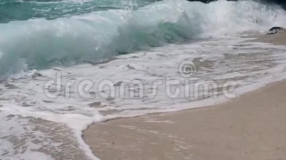 巨大的海浪与海沫飞溅在白色的沙滩上视频的预览图