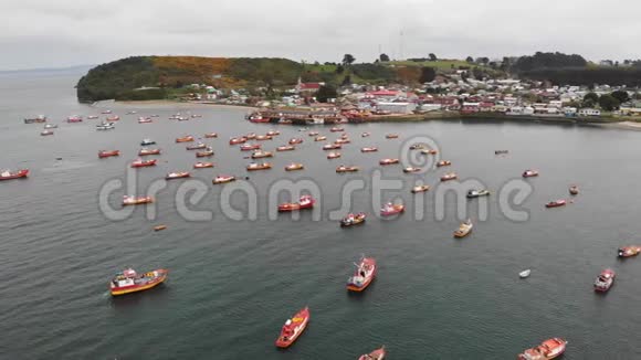 智利南部卡雷尔马普的渔船视频的预览图