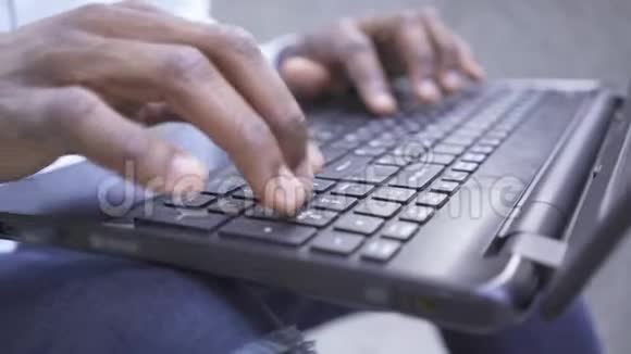 非裔美国人的特写双手在笔记本电脑的键盘上快速打字自信的男商人或经理视频的预览图