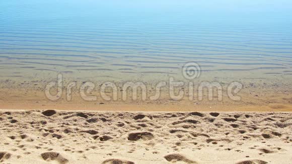 热带沙滩和平静的蓝色海洋视频的预览图