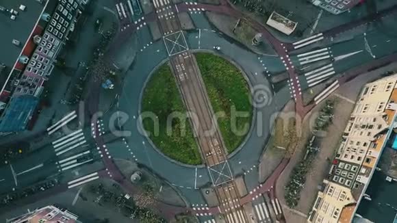 荷兰阿姆斯特丹环形交叉口交通鸟瞰图视频的预览图