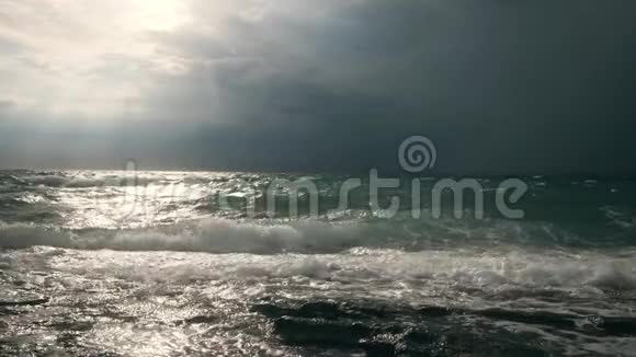 狂风暴雨海浪大海上狂风乌云密布视频的预览图