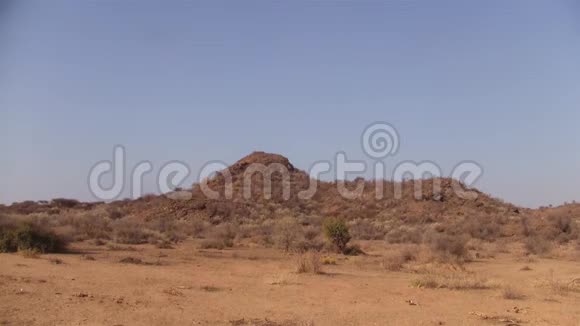 干燥的卡拉哈里沙漠景观与丘陵视频的预览图