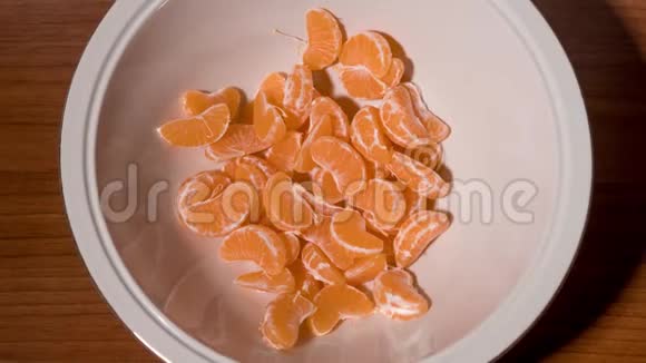 橘子在停止运动时从盘子里消失了视频的预览图