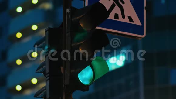 现代商务中心背景上有行人过街标志的红绿灯视频的预览图