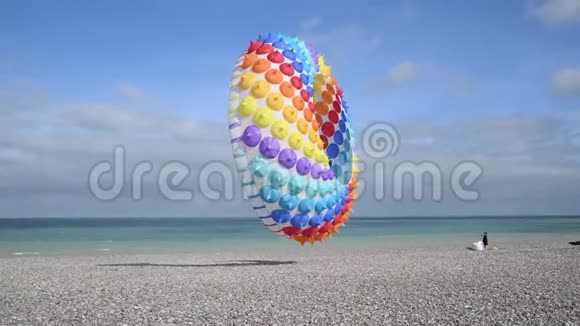 大西洋天空中的五彩风筝视频的预览图