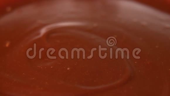 品尝热黑巧克力倒入融化的液体优质黑巧克力视频的预览图