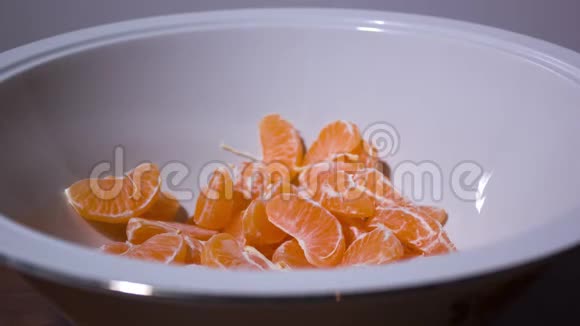 橘子在停止运动时从盘子里消失了视频的预览图