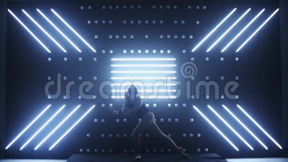 美丽性感的女人穿着黑色内衣在墙上跳舞聚光灯下视频的预览图